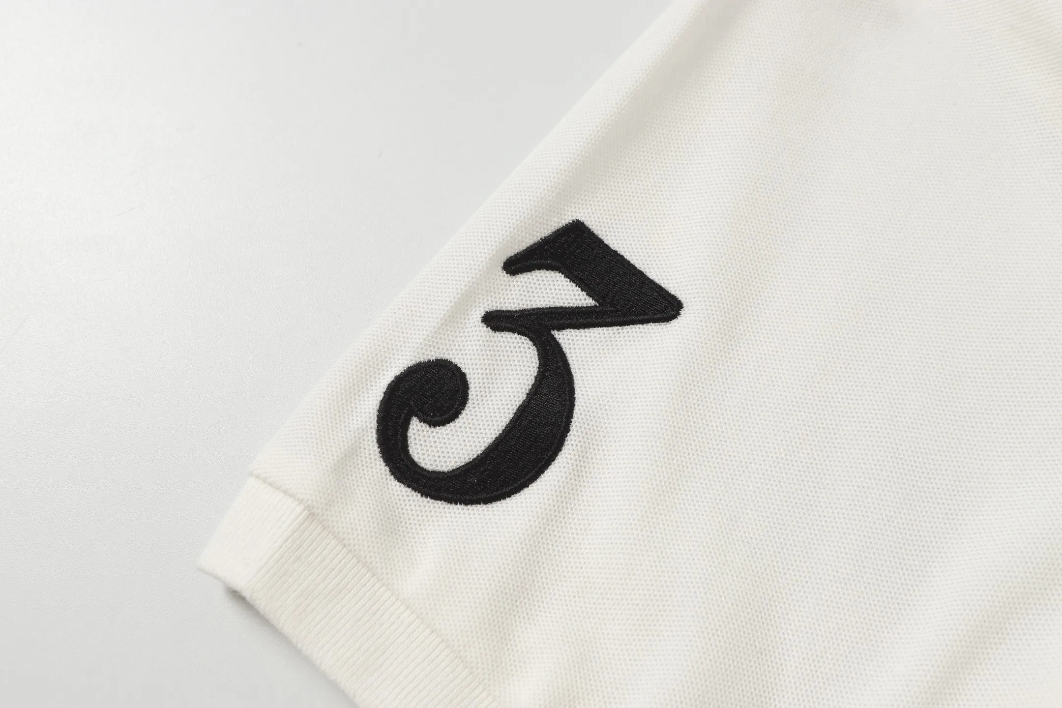 P150 Style No.: A012 [Ralph Lauren Classic Logo Embroidered Polo Shirt] ✅250g fine cotton pique fabric, custom-woven and dyed threads ✅Original stickers Scan the QR code to enter the official website ✅Large version, loose and stylish, can wear up to 210 pounds Color: Black White Navy Blue Sky Blue Dark Gray Floral Gray Size: S-XL